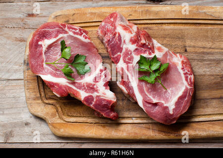 Bistecche di carne di maiale cruda Foto Stock