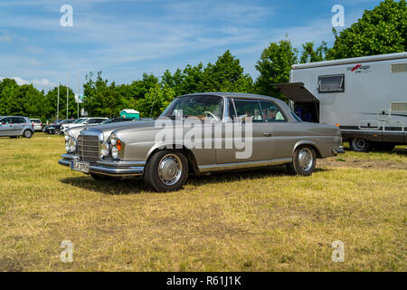 PAAREN IM GLIEN, Germania - 19 Maggio 2018: full-size auto di lusso Mercedes-Benz 300 SE Coupe (W112). Mostra 'Die Oldtimer Show 2018". Foto Stock