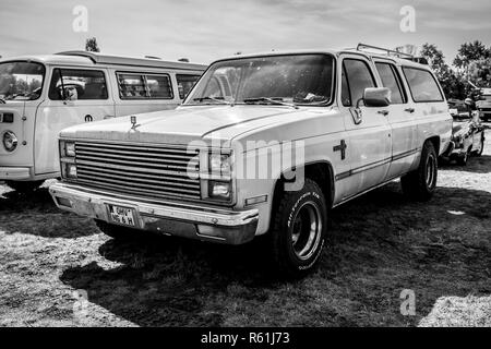 PAAREN IM GLIEN, Germania - 19 Maggio 2018: full-size pickup truck Chevrolet Silverado C10, 1982. In bianco e nero. Mostra 'Die Oldtimer Show 2018". Foto Stock