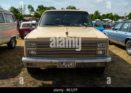 PAAREN IM GLIEN, Germania - 19 Maggio 2018: full-size pickup truck Chevrolet Silverado C10, 1982. Mostra 'Die Oldtimer Show 2018". Foto Stock