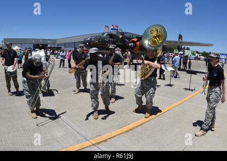 La 246U.S. Banda Armata dalla Carolina del Sud la guardia nazionale compie durante le cerimonie di apertura per la Carolina del Sud la Guardia Nazionale in aria e a terra Expo a McEntire comune di Guardia Nazionale Base, S.C., 6 maggio 2017. Questa fiera è un bracci combinato con dimostrazione delle capacità della Carolina del Sud la Guardia Nazionale aviatori e soldati mentre un ringraziamento per il sostegno dei colleghi Carolinians del Sud e la comunità circostante. Foto Stock