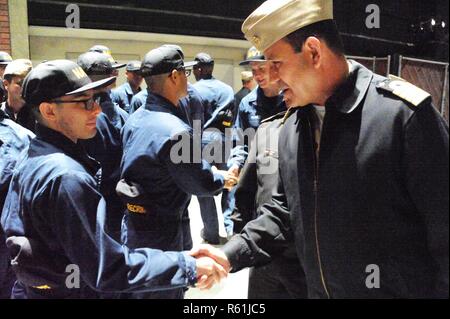 Grandi laghi, Il. (03 maggio 2017) Capt. Xavier Flament della marina militare messicano si congratula con reclute sul loro completamento della Battaglia delle stazioni 21 durante la loro cerimonia di tappatura presso la USS Trayer, 3 maggio ad assumere il comando di formazione. Quattro senior stranieri organi di collegamento dalla U.S. Flotta il comando delle forze che hanno visitato RTC e formazione Centro di supporto su un periodo di tre giorni. Gli ufficiali sono stati che rappresentano il Messicano, Brasiliano, cileno, e marine peruviano. Circa 30,000-40,000 reclute graduate annualmente dalla marina è solo di boot camp. Foto Stock