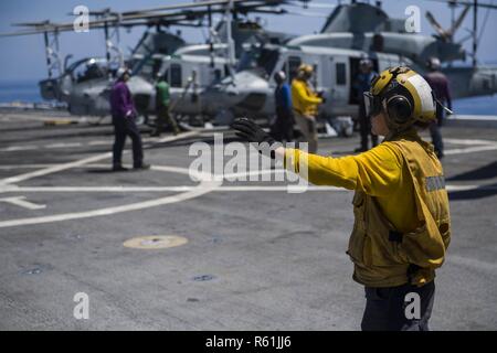 Oceano Pacifico (3 maggio 2017) Aviation Boatswain Mate manipolazione di terza classe Esmerelda Hernandez, nativo del Corpus Christi, TX. dirige un UH-1Y Huey, assegnato a mezzo marino Tiltrotor Squadron (VMM) 161 (rinforzato) sul ponte di volo della USS San Diego (LPD 22) durante la formazione composita dell'Unità Esercizio (COMPTUEX). Più di 1.800 marinai e 2.600 marines assegnato all'America anfibio gruppo pronto (ARG) e il quindicesimo Marine Expeditionary Unit (MEU) stanno attualmente conducendo COMPTUEX al largo della costa della California del Sud in preparazione per la ARG della distribuzione entro la fine di quest'anno. L'America ARG Foto Stock