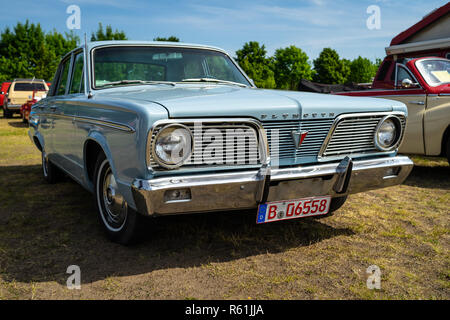 PAAREN IM GLIEN, Germania - 19 Maggio 2018: vettura compatta Plymouth Valiant 200, 1966. Mostra 'Die Oldtimer Show 2018". Foto Stock