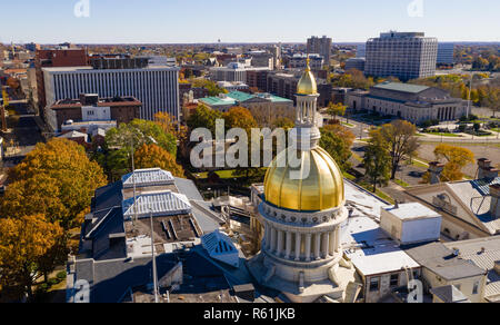 La capitale dello stato della cupola riflette la luce solare nel tardo pomeriggio a downtown Trenton New Jersey Foto Stock