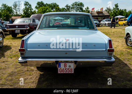 PAAREN IM GLIEN, Germania - 19 Maggio 2018: vettura compatta Plymouth Valiant 200, 1966. Vista posteriore. Mostra 'Die Oldtimer Show 2018". Foto Stock