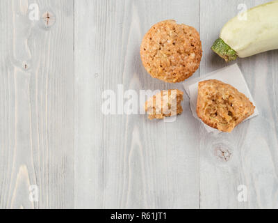 Muffin con zucchine, carote, mela e cannella Foto Stock