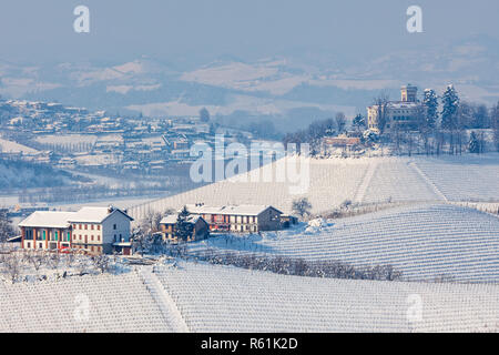 Vista delle colline innevate e vigneti delle Langhe in Piemonte, Italia settentrionale. Foto Stock