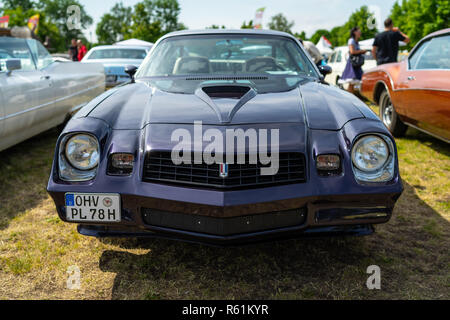 PAAREN IM GLIEN, Germania - 19 Maggio 2018: Muscle car Chevrolet Camaro Z28 (seconda generazione), 1979. Die Oldtimer Show 2018. Foto Stock