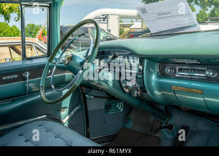 PAAREN IM GLIEN, Germania - 19 Maggio 2018: interni di un full-size auto di lusso Cadillac Serie 62 Coupe de Ville, 1955. Die Oldtimer Show 2018. Foto Stock