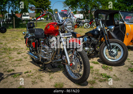 PAAREN IM GLIEN, Germania - 19 Maggio 2018: Moto Royal Enfield Bullet 500, 1994. Die Oldtimer Show 2018. Foto Stock