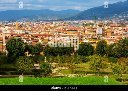 Vista aerea di storici edifici medievali nel centro storico di Firenze e il Giardino di Boboli Foto Stock