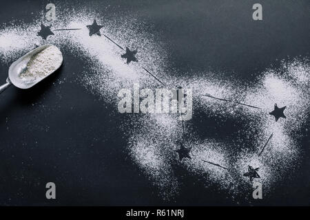 Vista in elevazione del convogliatore sul tavolo coperti da farina con stelle come big dipper constellation Foto Stock