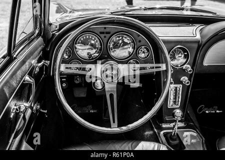 PAAREN IM GLIEN, Germania - 19 Maggio 2018: interni di una vettura sportiva Chevrolet Corvette Sting Ray (C2). In bianco e nero. Die Oldtimer Show 2018. Foto Stock