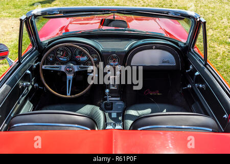 PAAREN IM GLIEN, Germania - 19 Maggio 2018: interni di una vettura sportiva Chevrolet Corvette Sting Ray (C2). Die Oldtimer Show 2018. Foto Stock