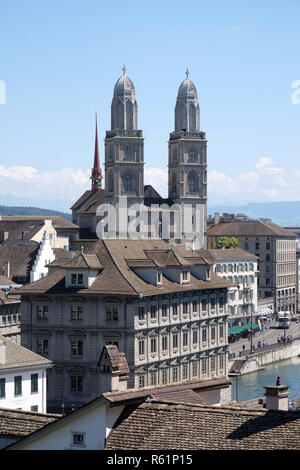 La Zurigo Grossmunster chiesa con le sue torri gemelle vicino al fiume Limmat Foto Stock