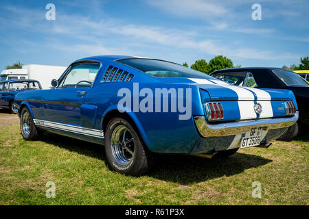 PAAREN IM GLIEN, Germania - 19 Maggio 2018: Pony auto Shelby Cobra GT350 (versione ad alte prestazioni della Ford Mustang). Die Oldtimer Show 2018. Foto Stock