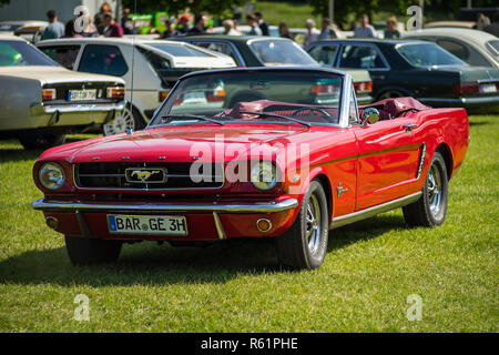 PAAREN IM GLIEN, Germania - 19 Maggio 2018: Pony auto Ford Mustang Convertible, 1964. Die Oldtimer Show 2018. Foto Stock