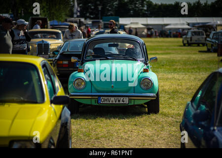 PAAREN IM GLIEN, Germania - 19 Maggio 2018: popolare ultracompatto che sta auto Volkswagen maggiolino. Die Oldtimer Show 2018. Foto Stock