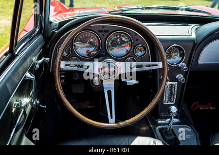 PAAREN IM GLIEN, Germania - 19 Maggio 2018: interni di una vettura sportiva Chevrolet Corvette Sting Ray (C2). Die Oldtimer Show 2018. Foto Stock