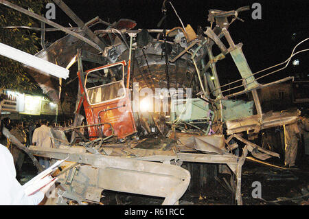 Bomba sul Bus più vicino Ghatkopar telefono scambio veicolo Auto e Moto gravemente danneggiato, Mumbai, Maharashtra, India. Foto Stock