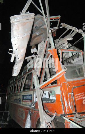 Bomba sul Bus più vicino Ghatkopar telefono scambio veicolo Auto e Moto gravemente danneggiato, Mumbai, Maharashtra, India. Foto Stock