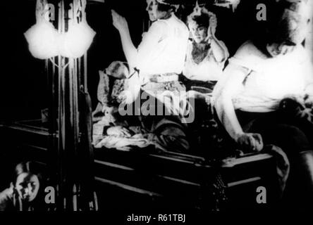 Pellicola originale titolo: OKTYABR. Titolo inglese: dieci giorni che hanno scosso il mondo. Anno: 1928. Direttore: M. Sergei Eisenstein; GRIGORI ALEKSANDROV. Stelle: anonimo. Credito: SOVKINO / Album Foto Stock