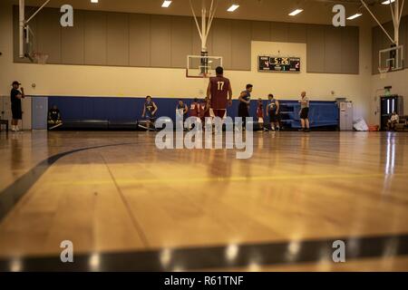 Gli atleti degli Special Olympics giocare a basket durante l'Hawaii Special Olympics, Marine Corps base Hawaii, nov. 19, 2018. Special Olympics offre tutto l'anno corsi sportivi e la competizione atletica in una varietà di discipline olimpiche sport per i bambini e gli adulti con disabilità intellettiva. Questo dà loro opportunità di continuare a sviluppare il benessere fisico, dimostrare coraggio, esperienza di gioia e di partecipare a una condivisione di doni, di competenze e di amicizia con le loro famiglie, altri gli atleti degli Special Olympics e la comunità. Foto Stock