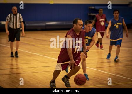 Gli atleti degli Special Olympics giocare a basket durante l'Hawaii Special Olympics, Marine Corps base Hawaii, nov. 19, 2018. Special Olympics offre tutto l'anno corsi sportivi e la competizione atletica in una varietà di discipline olimpiche sport per i bambini e gli adulti con disabilità intellettiva. Questo dà loro opportunità di continuare a sviluppare il benessere fisico, dimostrare coraggio, esperienza di gioia e di partecipare a una condivisione di doni, di competenze e di amicizia con le loro famiglie, altri gli atleti degli Special Olympics e la comunità. Foto Stock