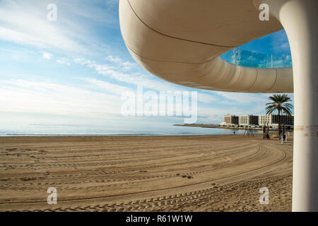 El Postiguet beach playa con moderni pedonale ponte bianco, Alicante,Costa Blanca,Spagna, Europa Foto Stock