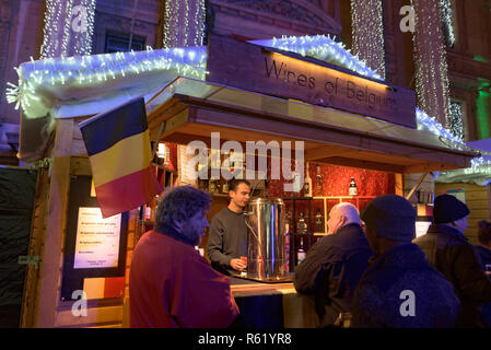 Vin chaud (vin brulé) stallo in 2018 Mercatino di Natale a Bruxelles, in Belgio Foto Stock