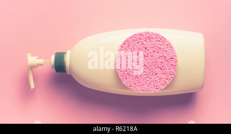 Ampio pacchetto di shampoo, gel doccia, crema per il corpo, Spa, spugna. Vista superiore spazio copia sfondo rosa Foto Stock