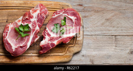 Bistecche di carne di maiale cruda Foto Stock