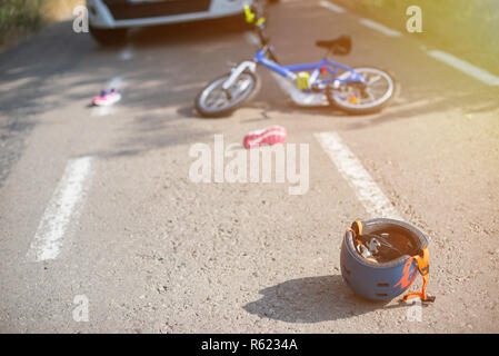 Incidente di auto con un capretto bike Foto Stock