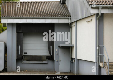 Porte di rotolamento di una merce reparto ricevente Foto Stock