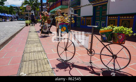 Arte di strada in bicicletta in colorate strade di Guatape, Medellin, Colombia, Sud America Foto Stock