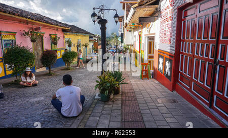 Colorate case coloniali nelle strade di Guatape, Medellin, Colombia, Sud America Foto Stock