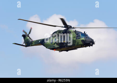 NHIndustries NH90 di medie dimensioni, twin-motore, multi-ruolo di elicotteri militari. La NATO battlefield aeromobili. Esercito finlandese. La Finlandia. Il volo a RIAT airshow di Foto Stock