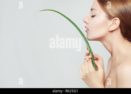 Donna sana con pelle chiara e Aloe foglie Foto Stock