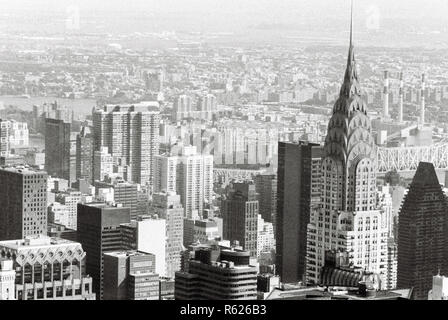 Il Chrysler building fotografato dall'Empire State Building. La città di New York, Stati Uniti d'America. Foto Stock