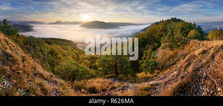 Autunno alba sopra la nebbia e il paesaggio forestale, Slovacchia, Nosice Foto Stock