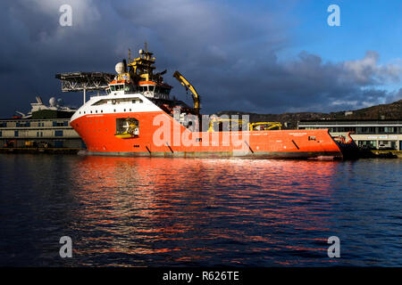 Offshore Anchor Handling Tug recipiente di alimentazione (AHTS) Normand prosperare nel porto di Bergen, Norvegia Foto Stock