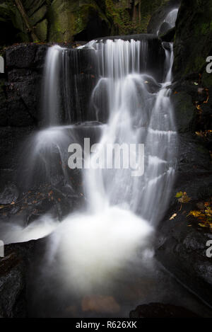 Belle cascate nel Lumsdale Valley, un'area del patrimonio industriale vicino a Matlock, Derbyshire, in Inghilterra. Foto Stock