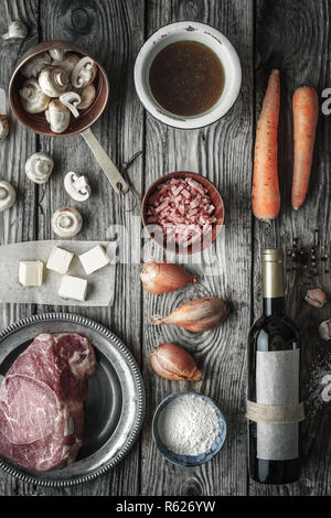 Ingredienti per la paella sul legno bianco verticale della tabella Foto Stock