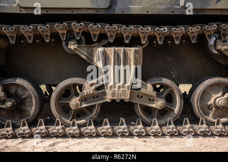 Traccia continua da un verde serbatoio militare della II Guerra Mondiale Foto Stock