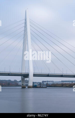 La cuspide settentrionale ponte che attraversa il fiume usura vicino a Sunderland, Inghilterra Foto Stock