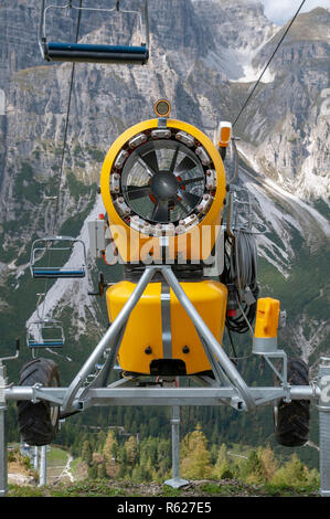 Giallo cannoni da neve. Fotografato alla Schlick 2000 ski center, Stubai, Tirolo, Austria nel mese di settembre Foto Stock