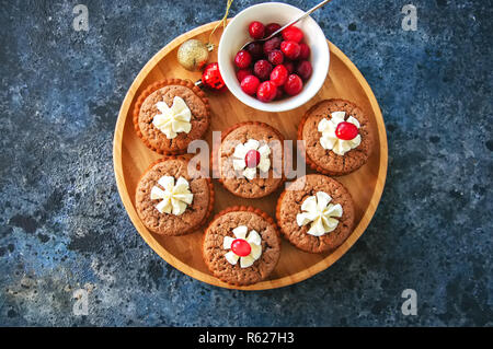 Brownie minuti torte in una piastra su uno sfondo blu. Desse festiva Foto Stock