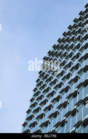 In vetro e acciaio alto e moderno edificio di uffici Foto Stock