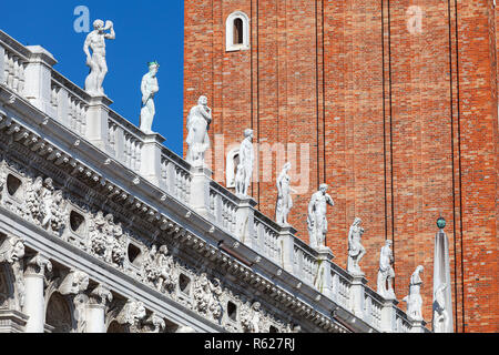 Biblioteca Nazionale di San Marco (Biblioteca Marciana), statue in cima, Venezia, Italia Foto Stock